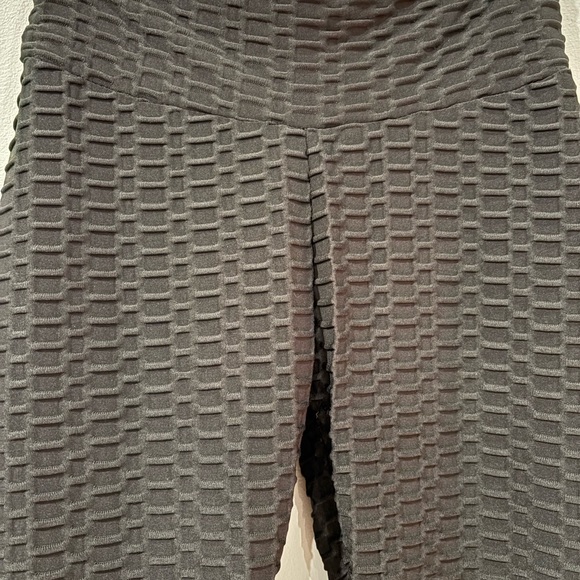 Viral black textured leggings - Picture 2 of 4